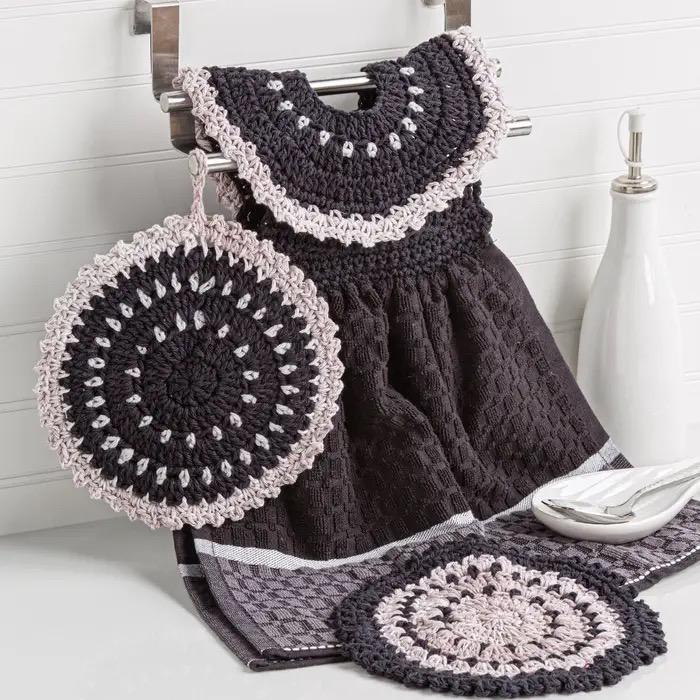 Annie's Crochet Dress Me Up Towel Toppers - 6 Vintage-Style Toppers With Matching Accessories (Softcover) 871823
