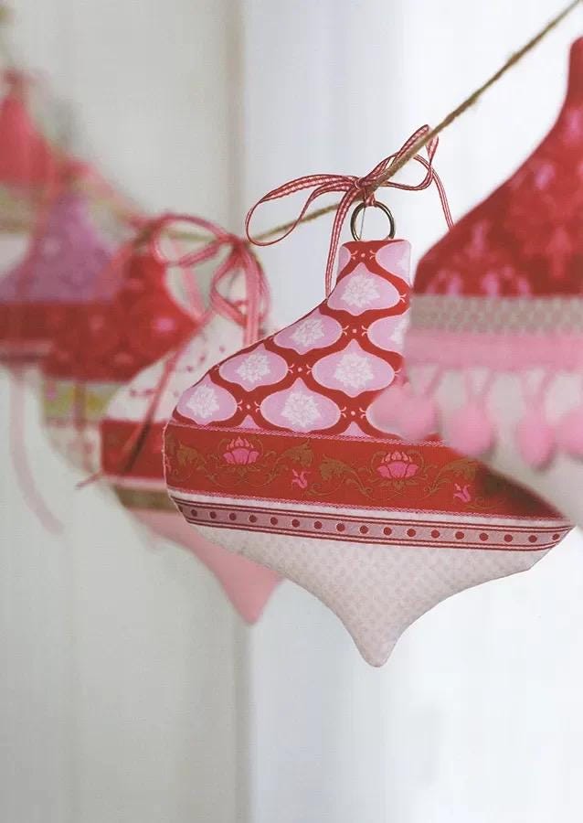 Tilda's Christmas Ideas - A Magical Collection of Seasonal Projects, Bursting with Pretty Decorations and Unique Gift Ideas (Softcover)